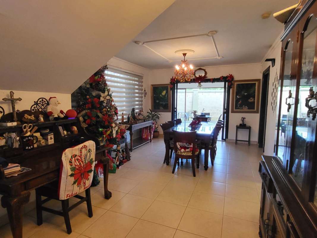 Spacious backyard and patio in two-story Panama house Condado del Rey