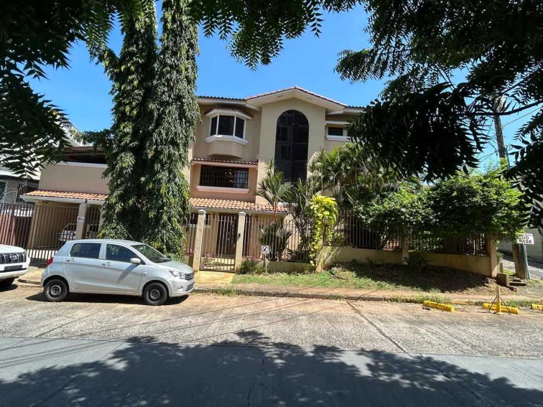 Master bedroom with ensuite bath, window seat, AC and ceiling fan El Carmen Panama City