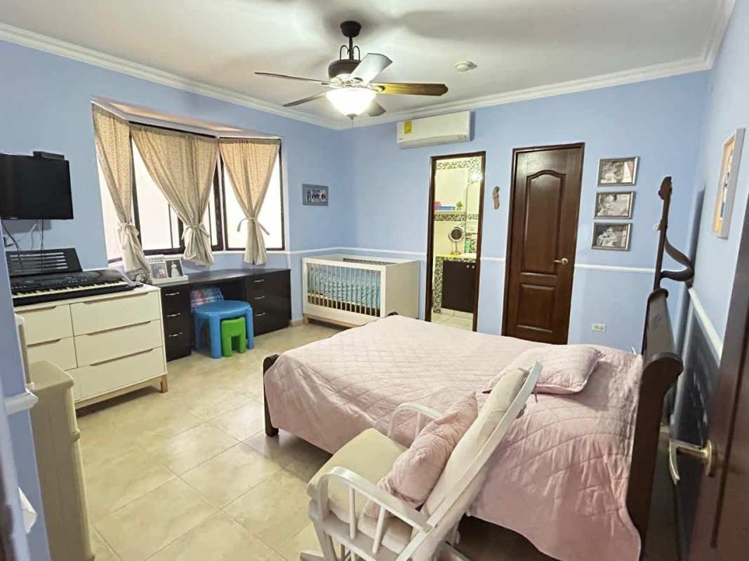 Bedroom with bay window, ensuite bath, ceiling fan, AC and nursery El Carmen Panama