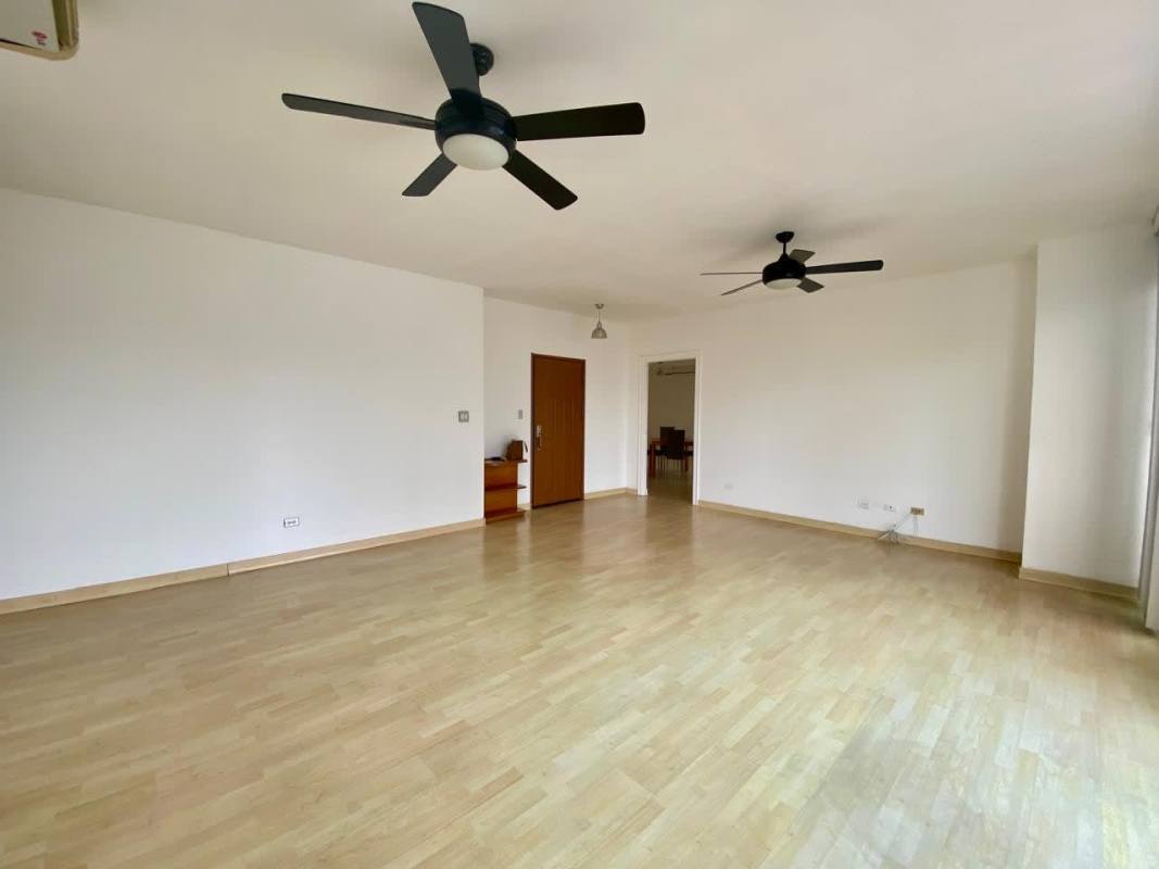 Spacious master bathroom with bathtub mosaic mirror PH Vistanova Panama