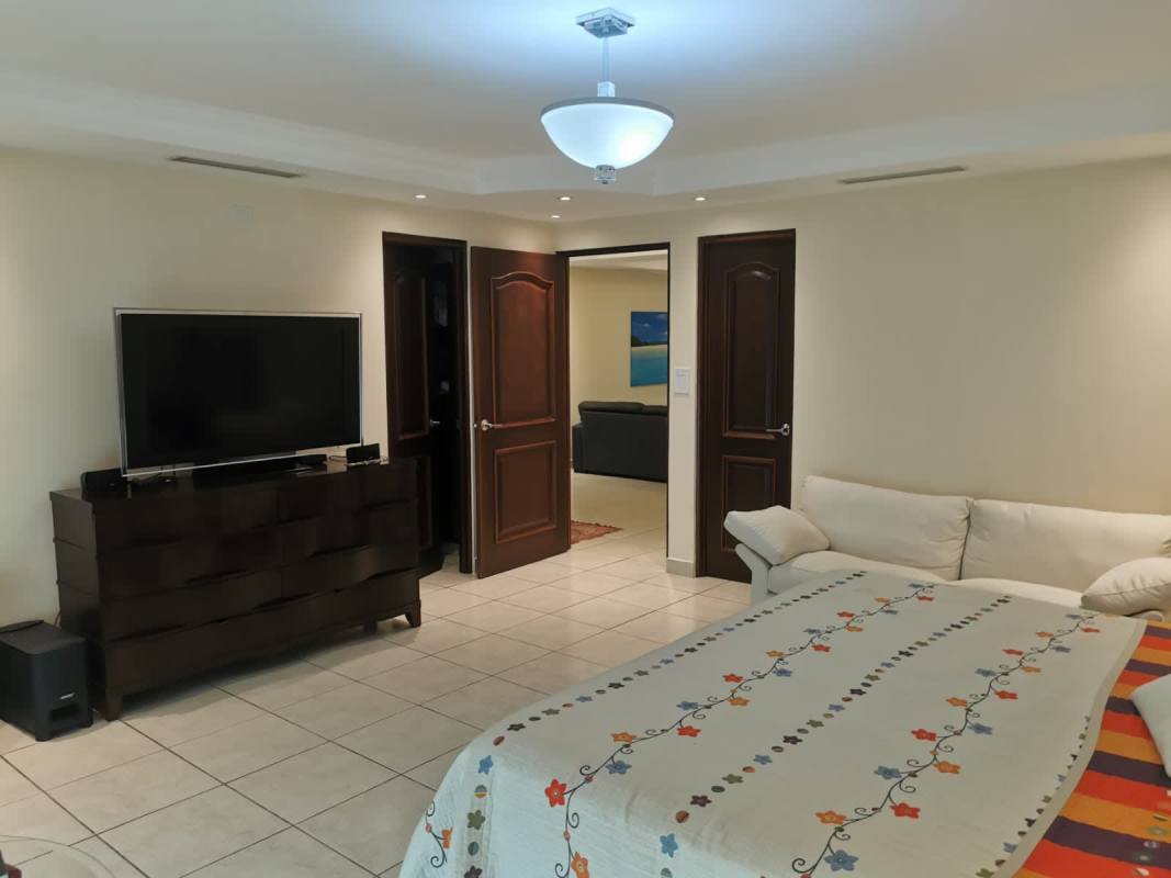 Large bedroom with ensuite bathroom, built-in closet and city views in PH Bahía Obarrio