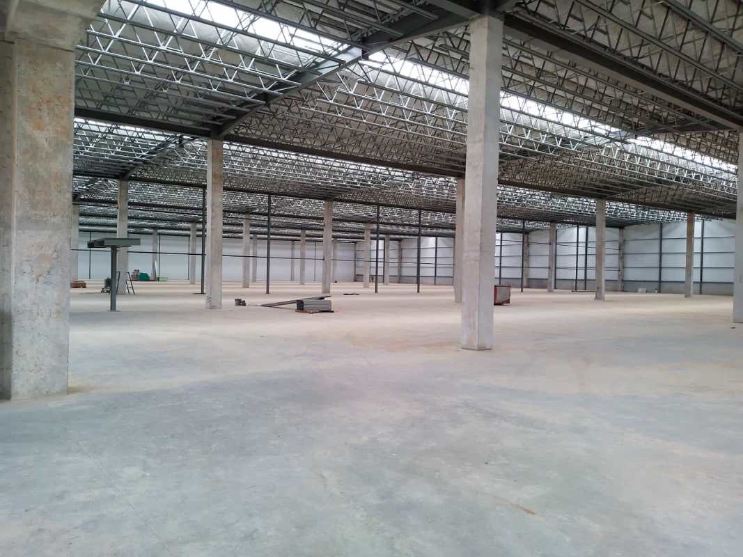 Industrial warehouse with multiple loading docks and metal canopy at South Park Logistic Park Panama
