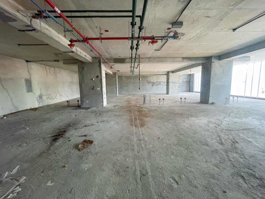 Wide open floorplate shell interior with exposed concrete and columns in The Towers Business Plaza Panama