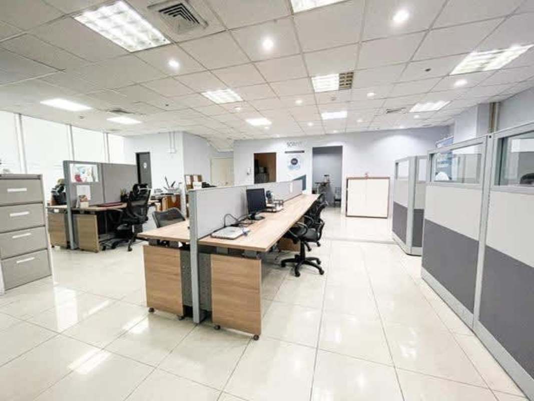 Corporate open workspace with glass partitions in PH Banesco Tower Marbella