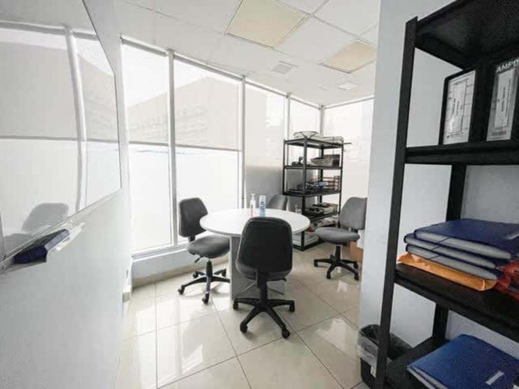Bright office meeting room with city views in PH Banesco Tower Panama