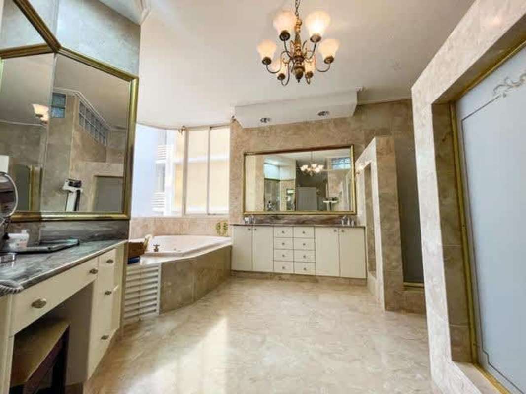 Modern kitchen with center island, granite finishes, stainless appliances in PH The Mirage Punta Paitilla Panama