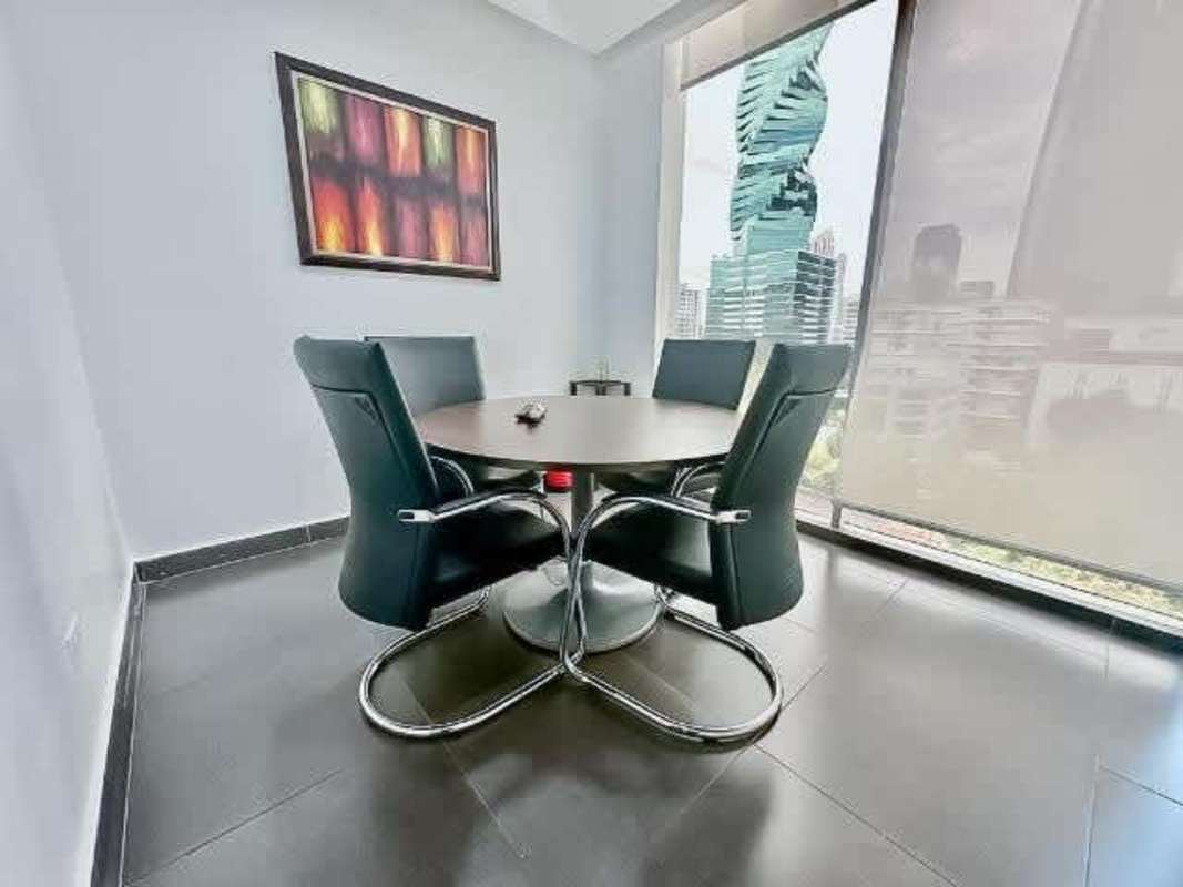 Small meeting room with city skyline view and modern furniture PH Office One Panama