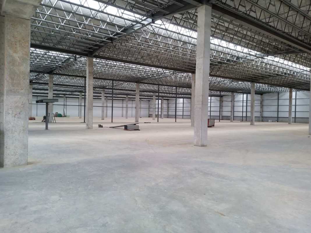 Modern industrial warehouse mezzanine area with open span and skylights in Panama City