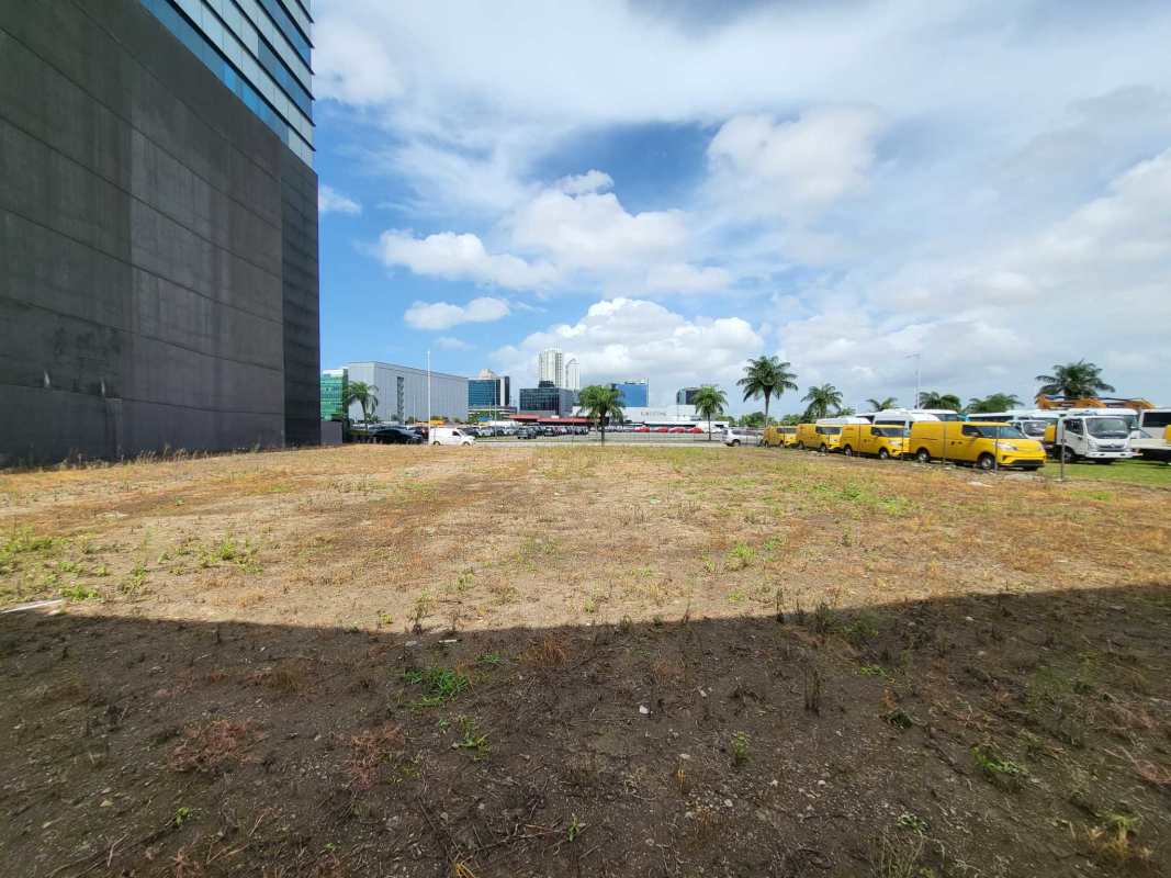 Vacant commercial development site adjacent to corporate offices in Santa Maria Panama