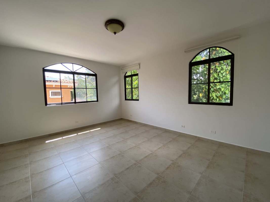 Bedroom bright light built-in closet split AC tile floors Clayton Panama