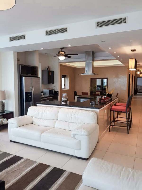 Spacious open-plan living and kitchen with ocean views in PH Rivage Avenida Balboa