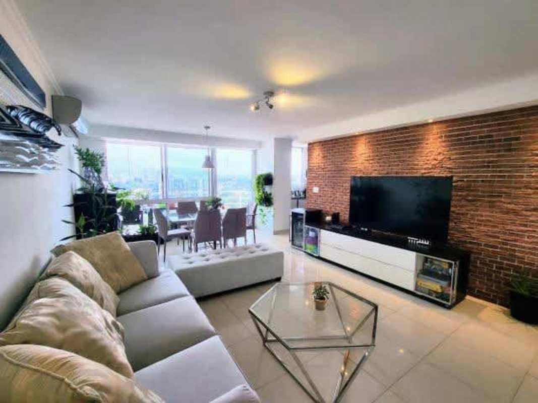 Large master bedroom with ensuite bathroom skyline view PH Sky Level Panama City