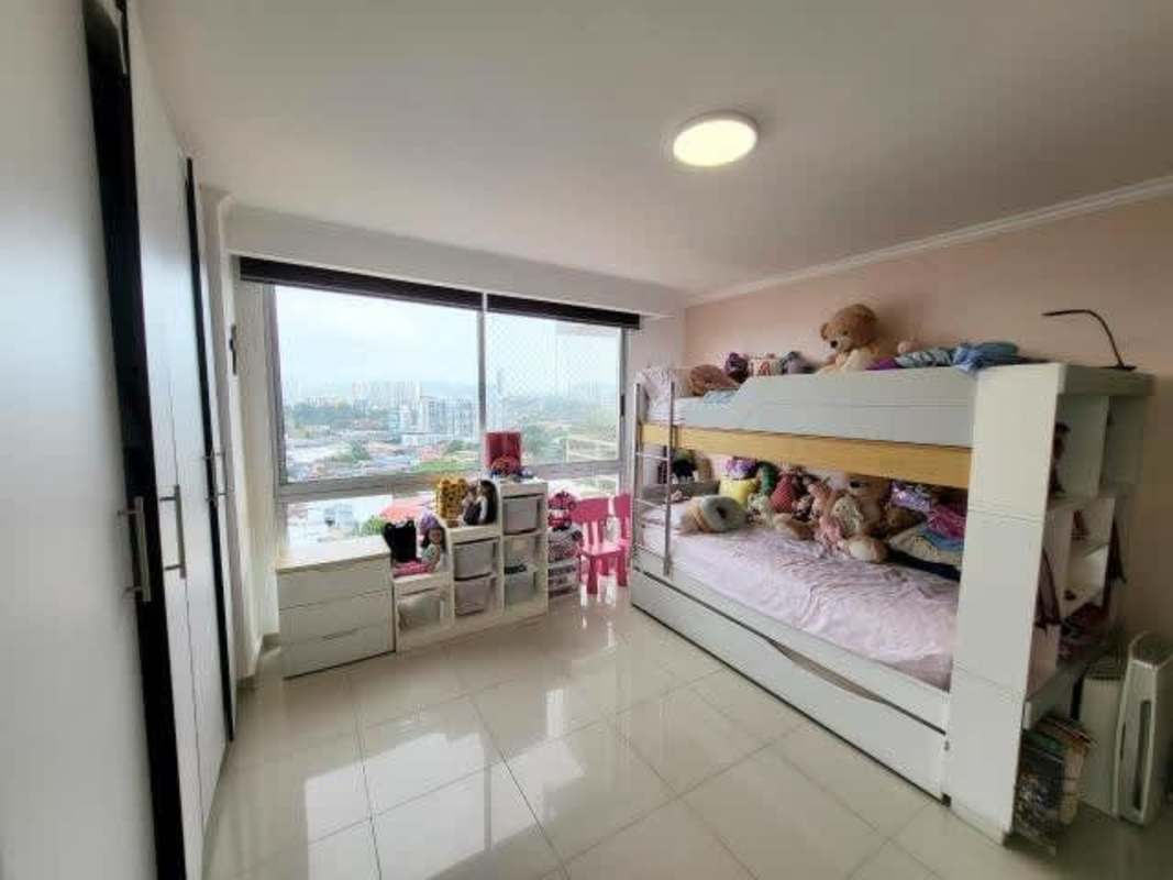 Children’s bedroom with bunk bed large window city view PH Sky Level Panama