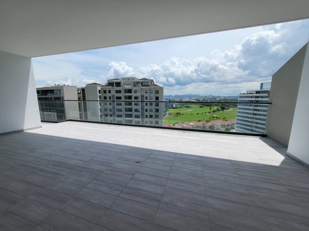 Spacious modern balcony overlooking Santa María golf course and Panama City skyline