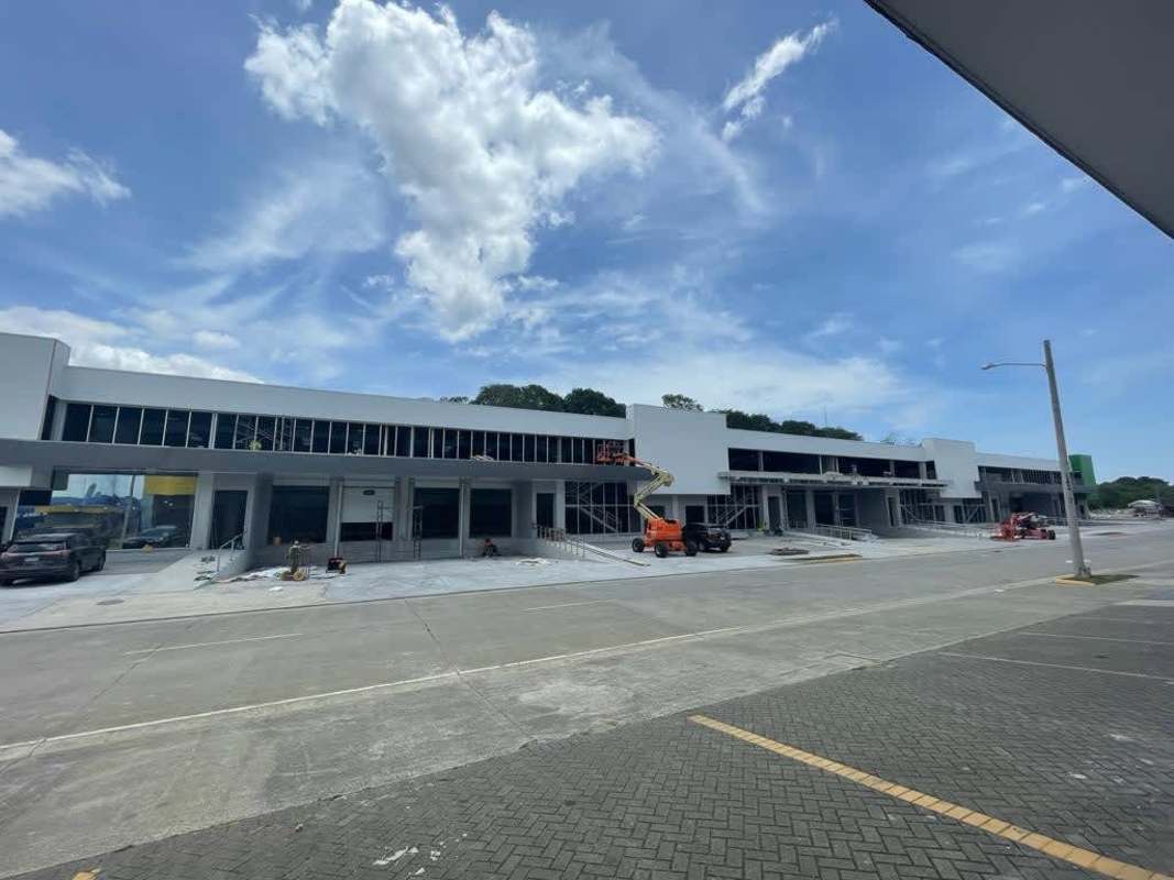 Retail warehouse combo complex with broad access and storefronts Panama City