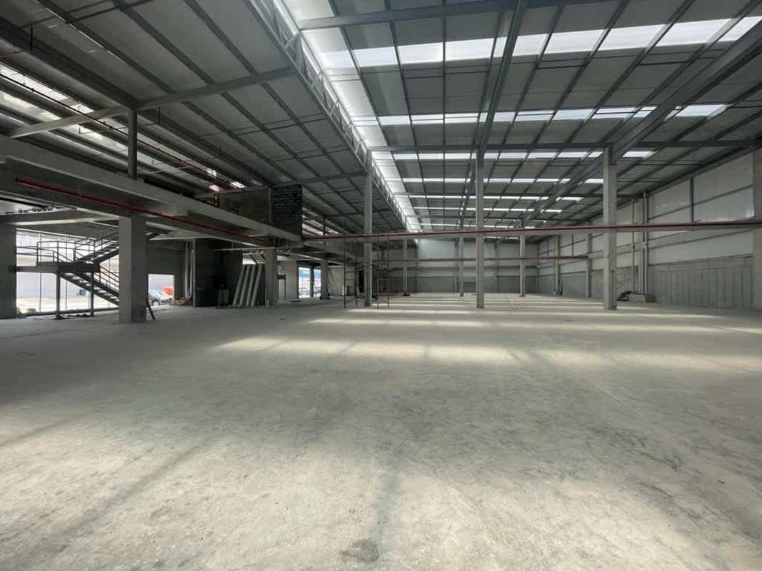 Warehouse floor with natural light, mezzanine potential and steel support beams Tocumen