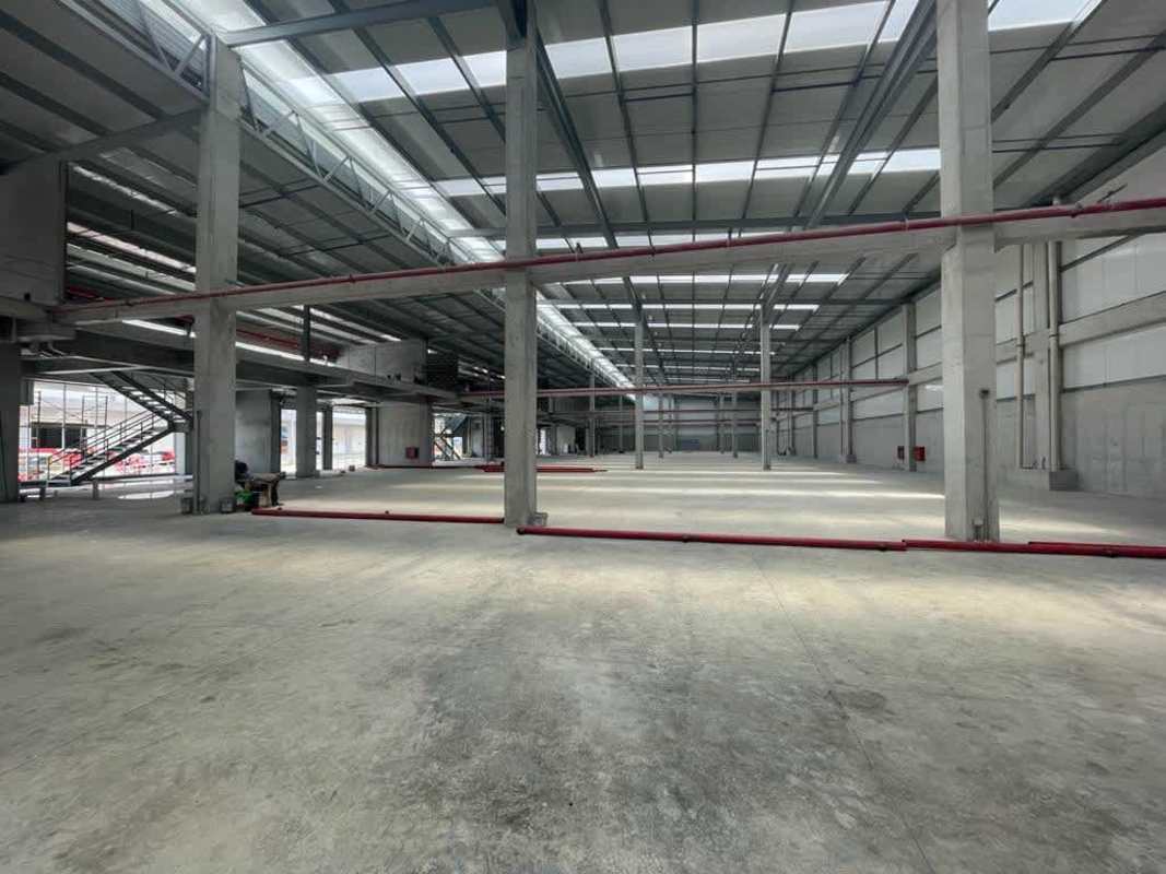 Large industrial warehouse interior with skylights, support columns and open floor in Panama