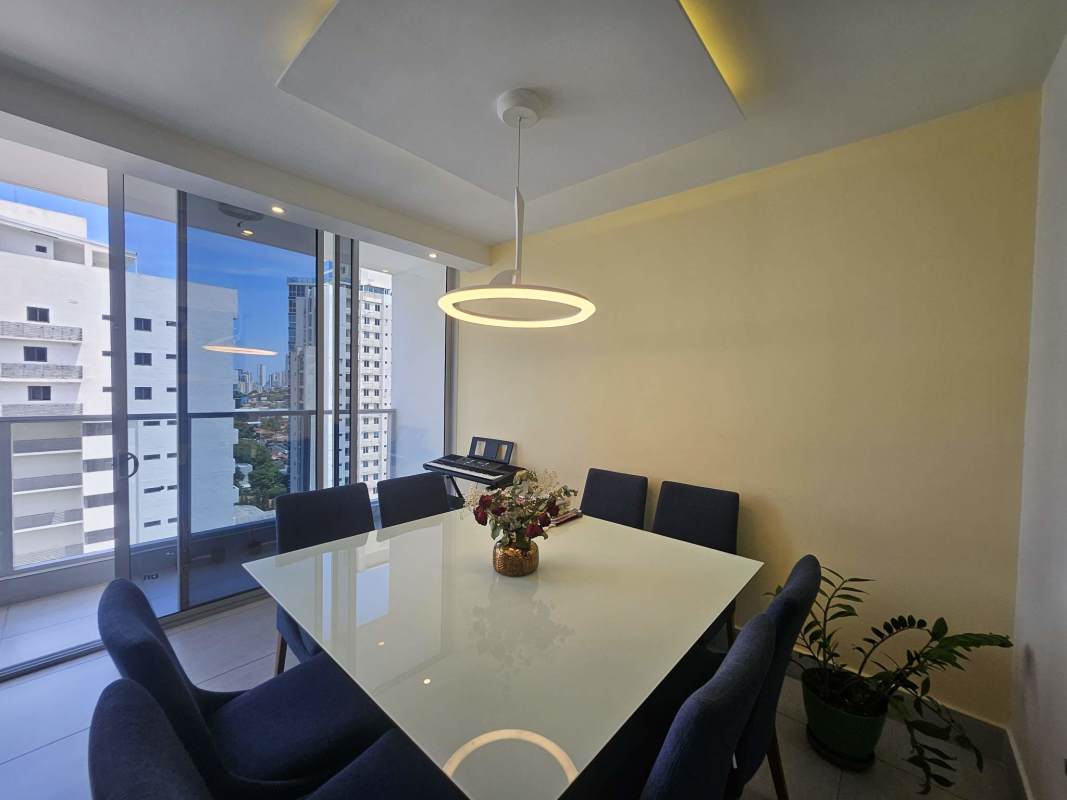 Rooftop pool city view infinity swimming Panana San Francisco Jade Tower