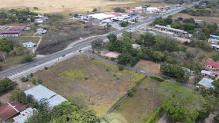 Large open corner lot bordered by Panamericana highway in El Coco Penonomé Panama