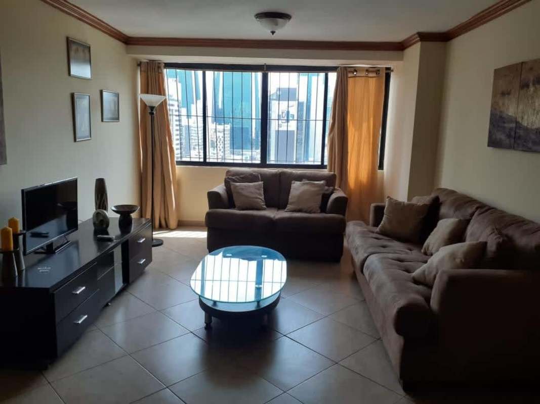 Rooftop swimming pool with lounge chairs overlooking Panama skyline PH Torre Ebelle Bella Vista