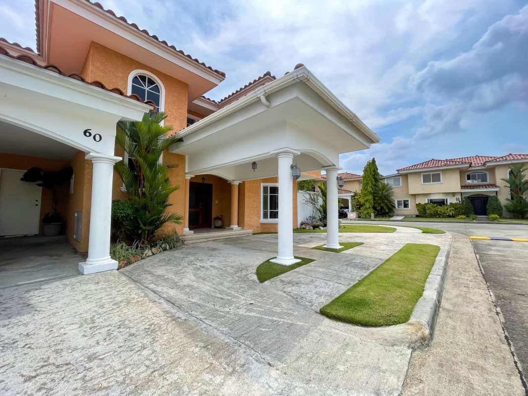 Large living room with blinds, tile floors and AC Palmeras del Este Panama