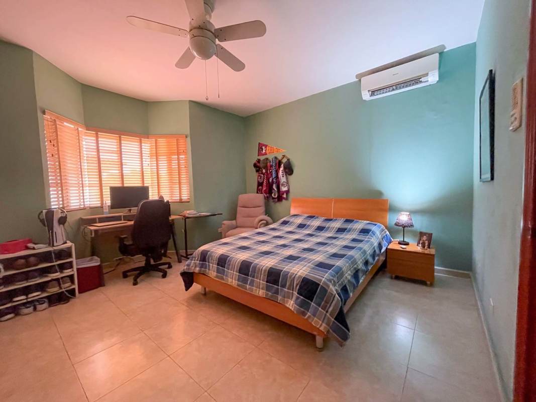 Master bathroom with jacuzzi tub, double sink and glass shower Palmeras del Este Panama