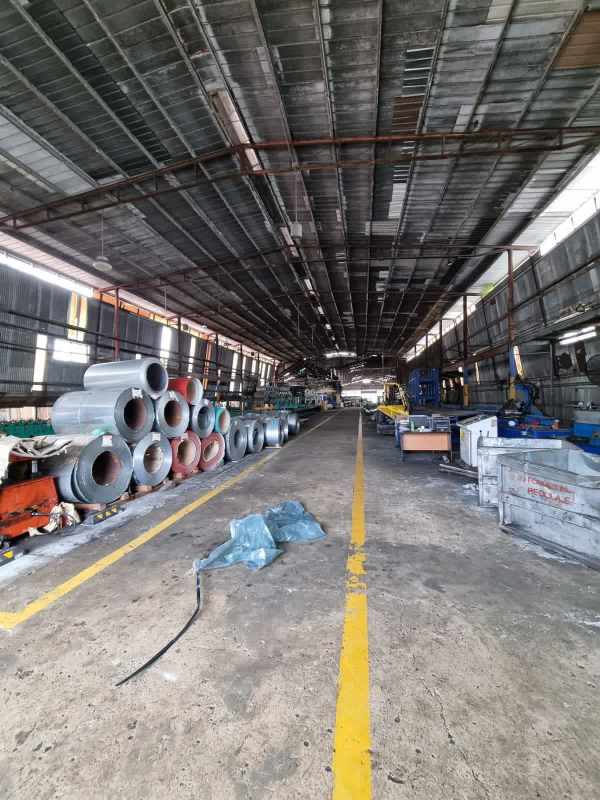 Industrial warehouse interior with concrete floors and metal ceiling structure Betania