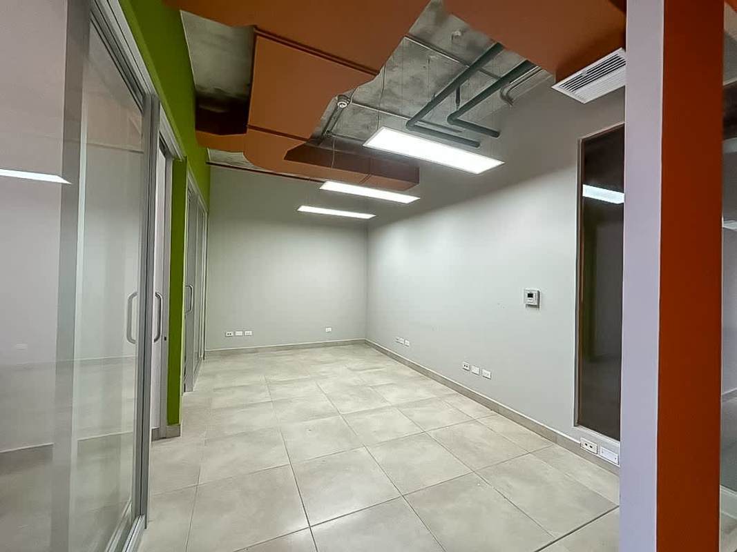 Office space floor-to-ceiling windows panoramic skyline PH Sortis Obarrio Panama