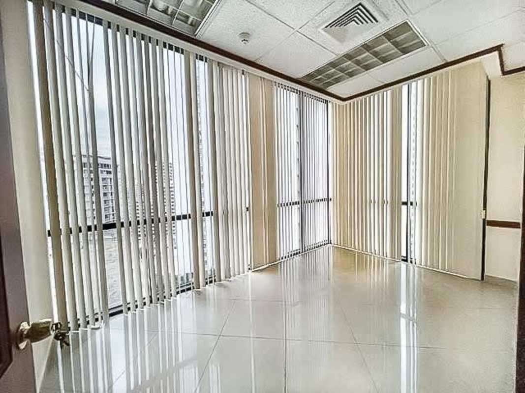 Large open office space with tiled floor, drop ceiling and bright windows Panama City Marbella