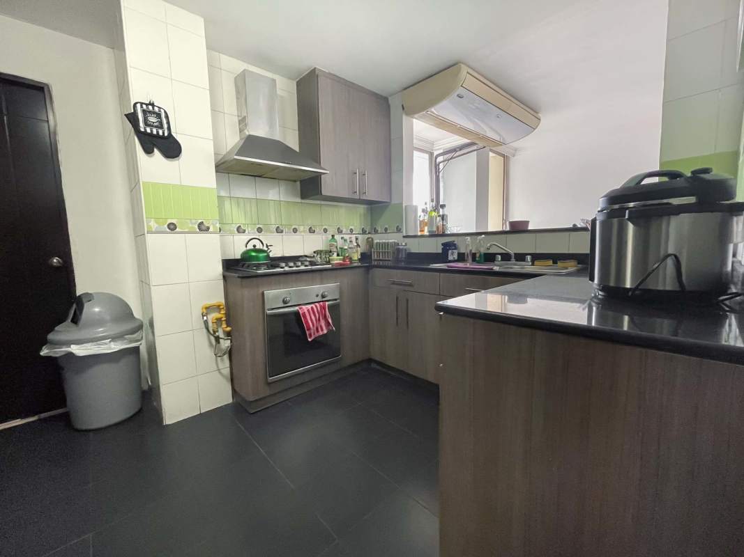 Kitchen with granite countertop, gas stove and oven at PH Residencial El Carmen El Carmen Panama