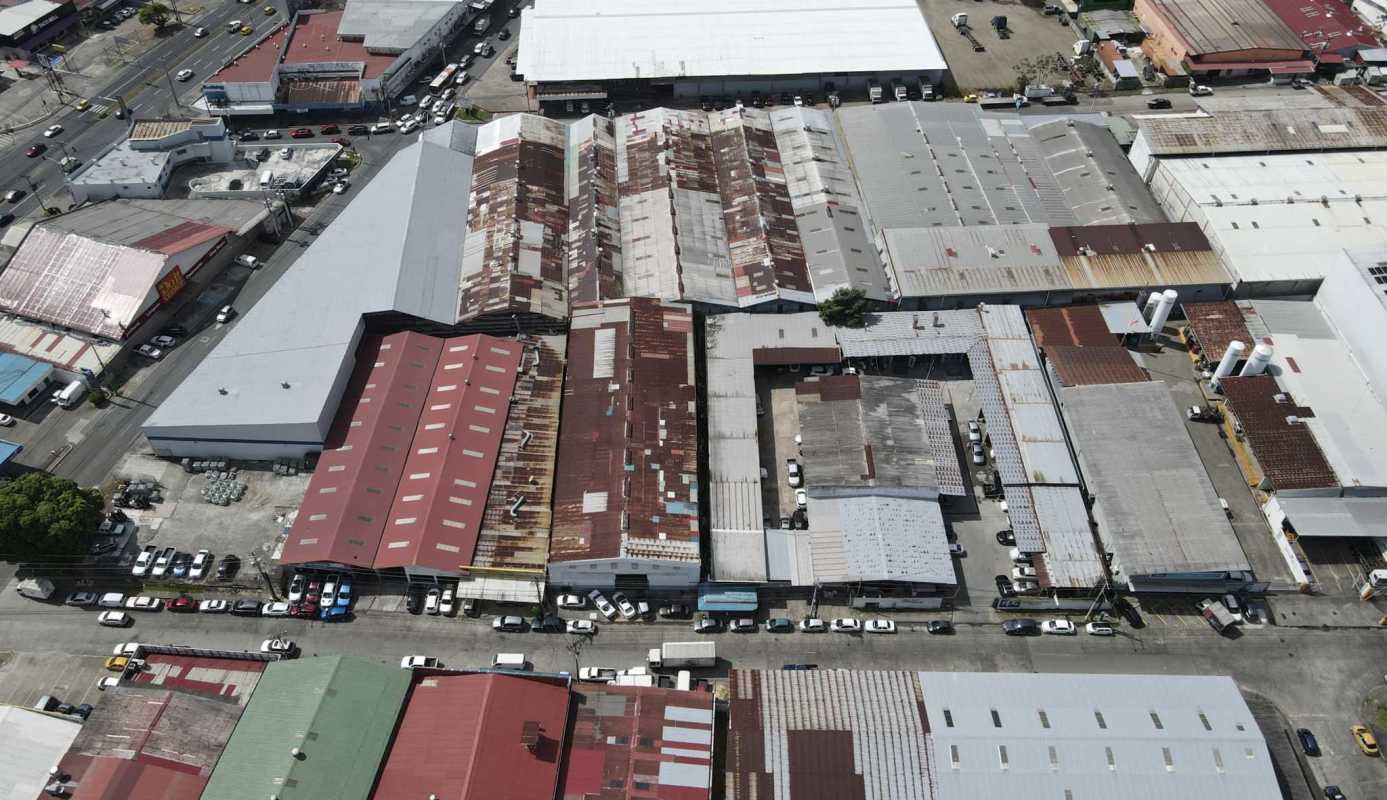 Metal-roof industrial warehouses with large parking and city street view Los Ángeles Betania Panama