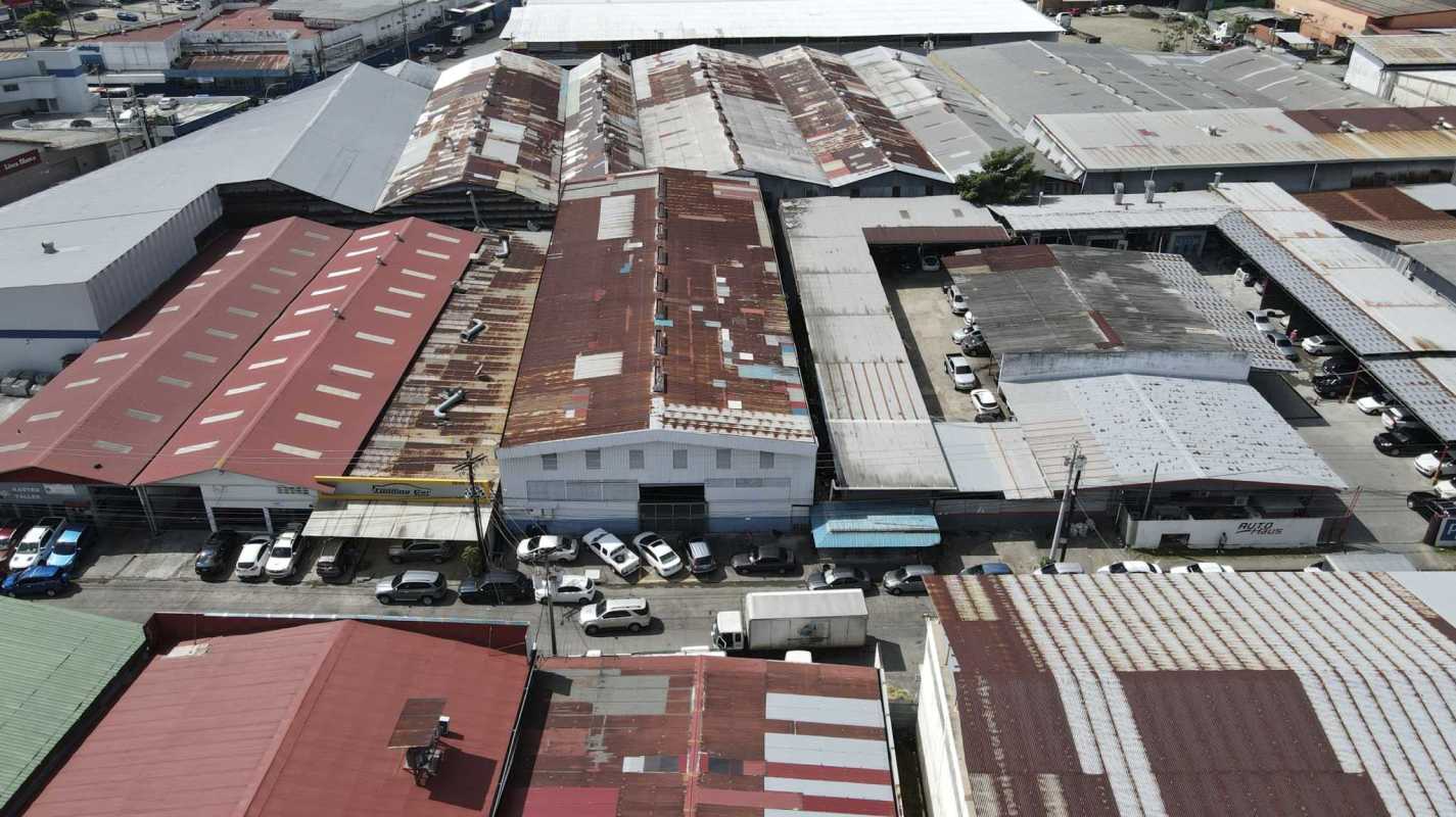 Multiple warehouses and parking space aerial in industrial Betania Panama City Los Ángeles