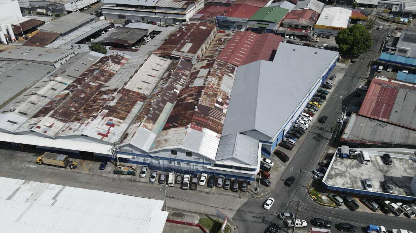 Panoramic aerial of warehouse buildings with rust roofs and parking Los Ángeles Betania Panama City