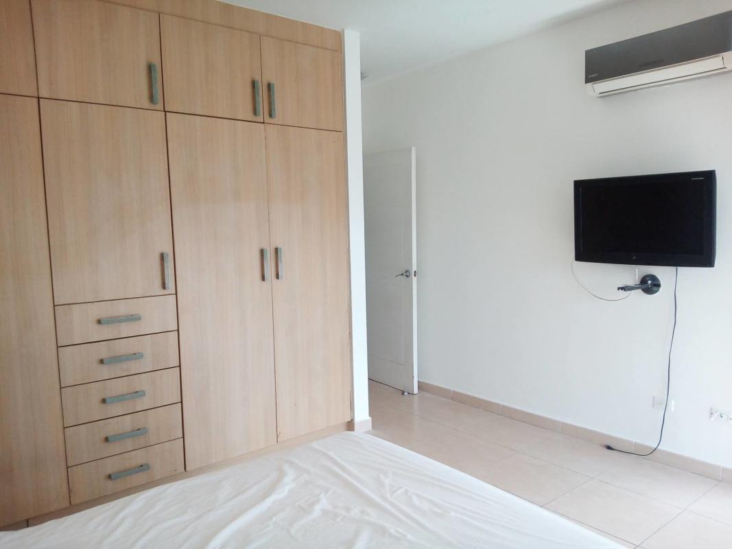 Luxurious bedroom with built-in wardrobe and ocean skyline views at PH White Tower Panama