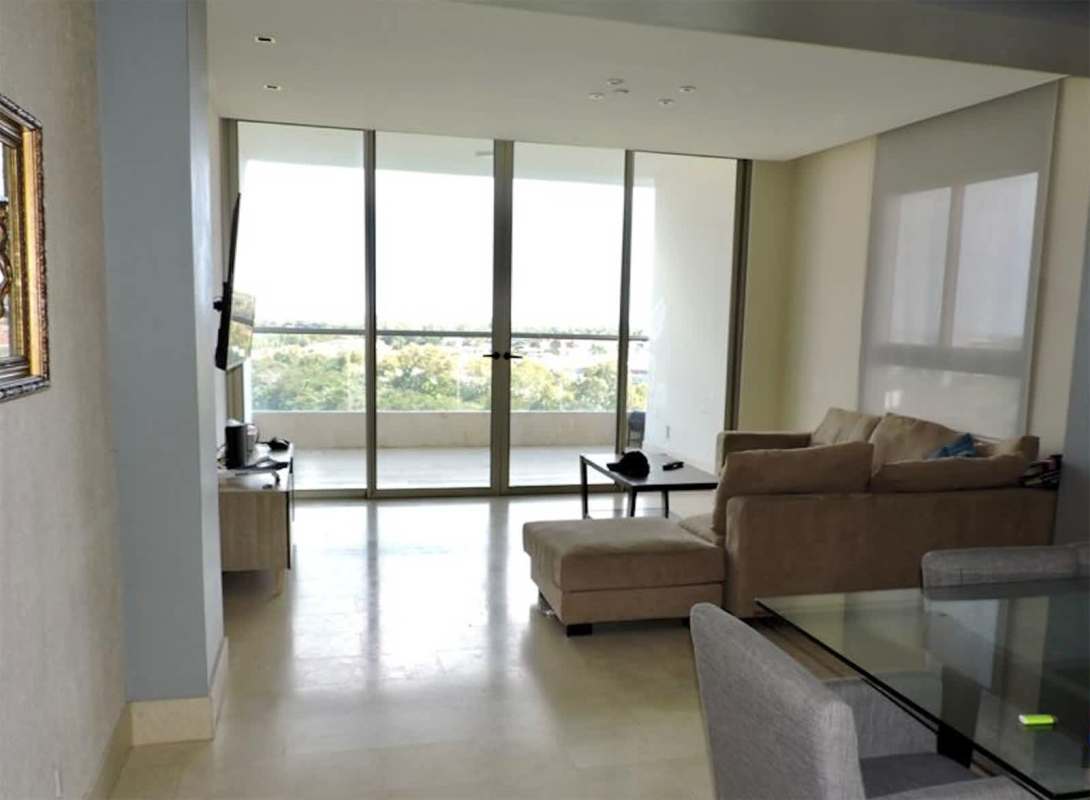 Luxury resort-style swimming pool with panoramic views of city skyline and golf course in PH Greenview Residences Panama