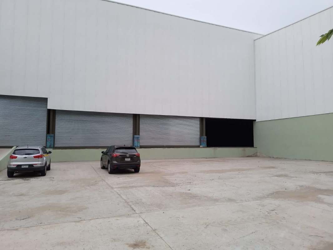 Open paved yard suitable for trailers and trucks at warehouse in Panama