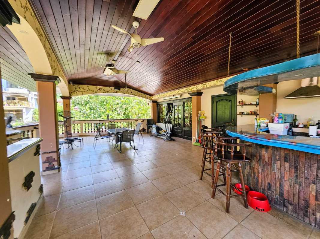 Spacious traditional kitchen with wooden cabinets and L-shaped counter Albrook Panama