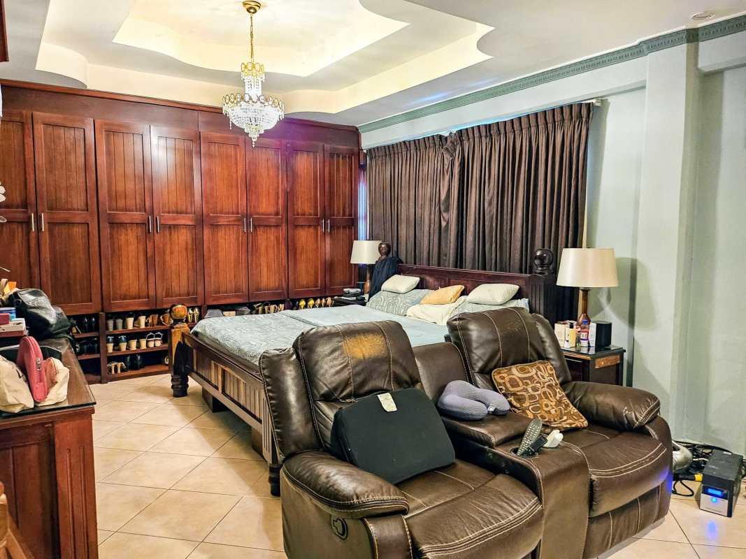 Large bedroom with arched windows, AC, home office and traditional decor Albrook Panama