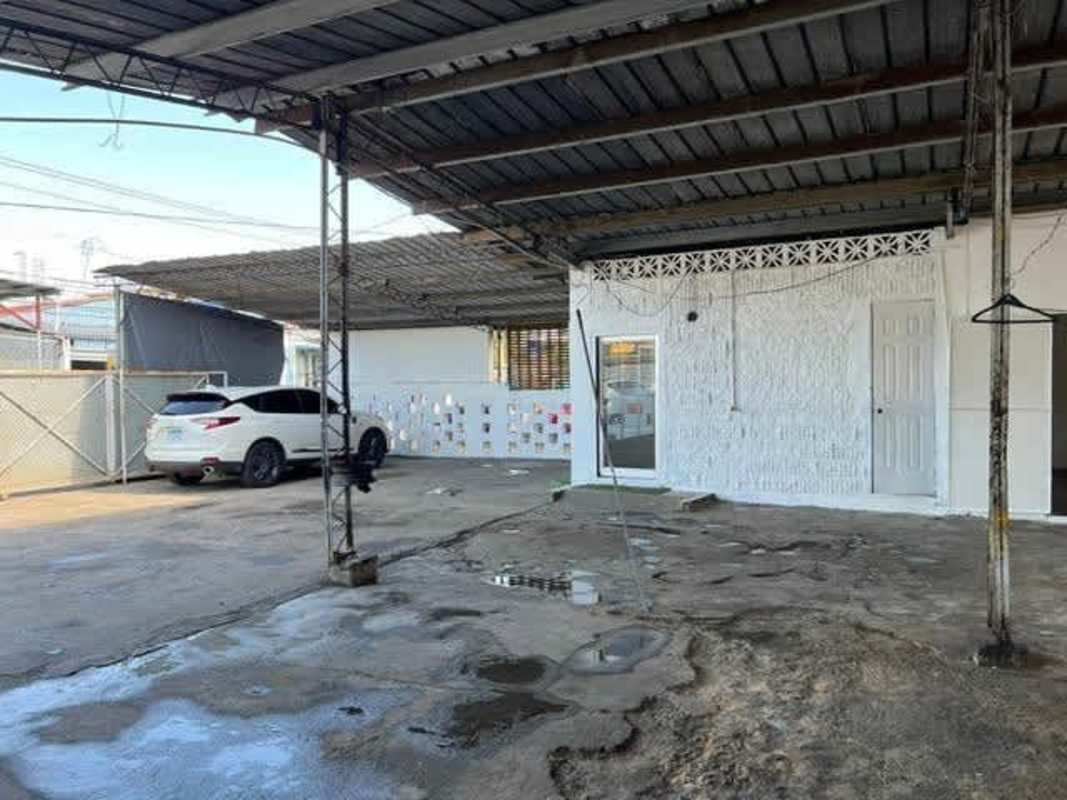 Covered parking open yard and warehouse structure on corner lot Panama City for sale