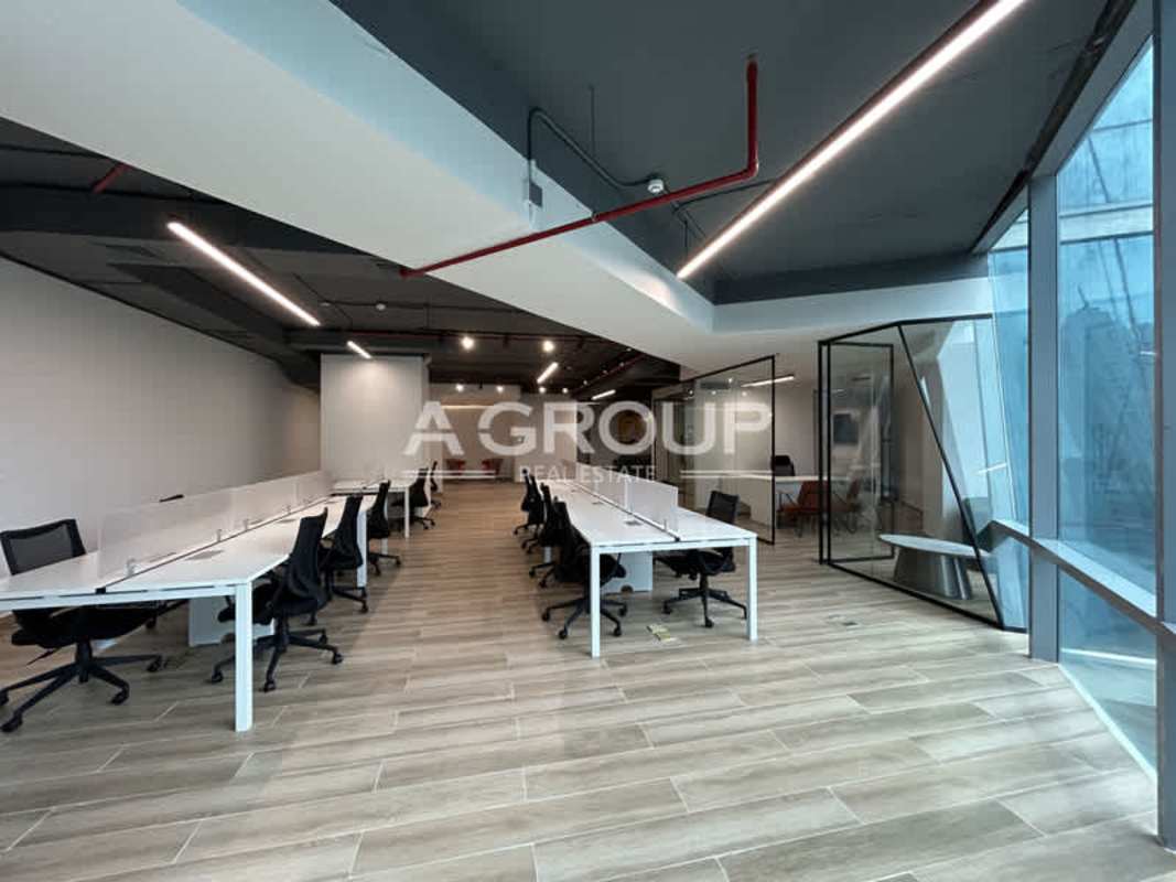 Bright open office plan with natural light, glass walls, and urban views in Financial Park Tower Panama