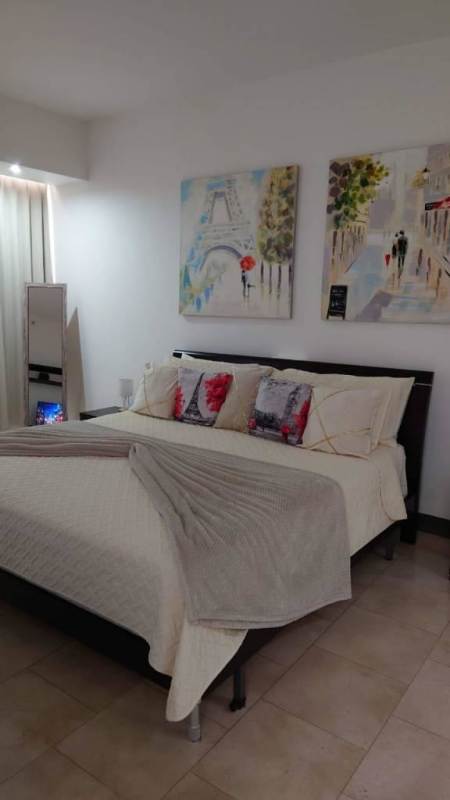 Second bedroom with double beds and city view window in PH Aquamarina Punta Pacifica