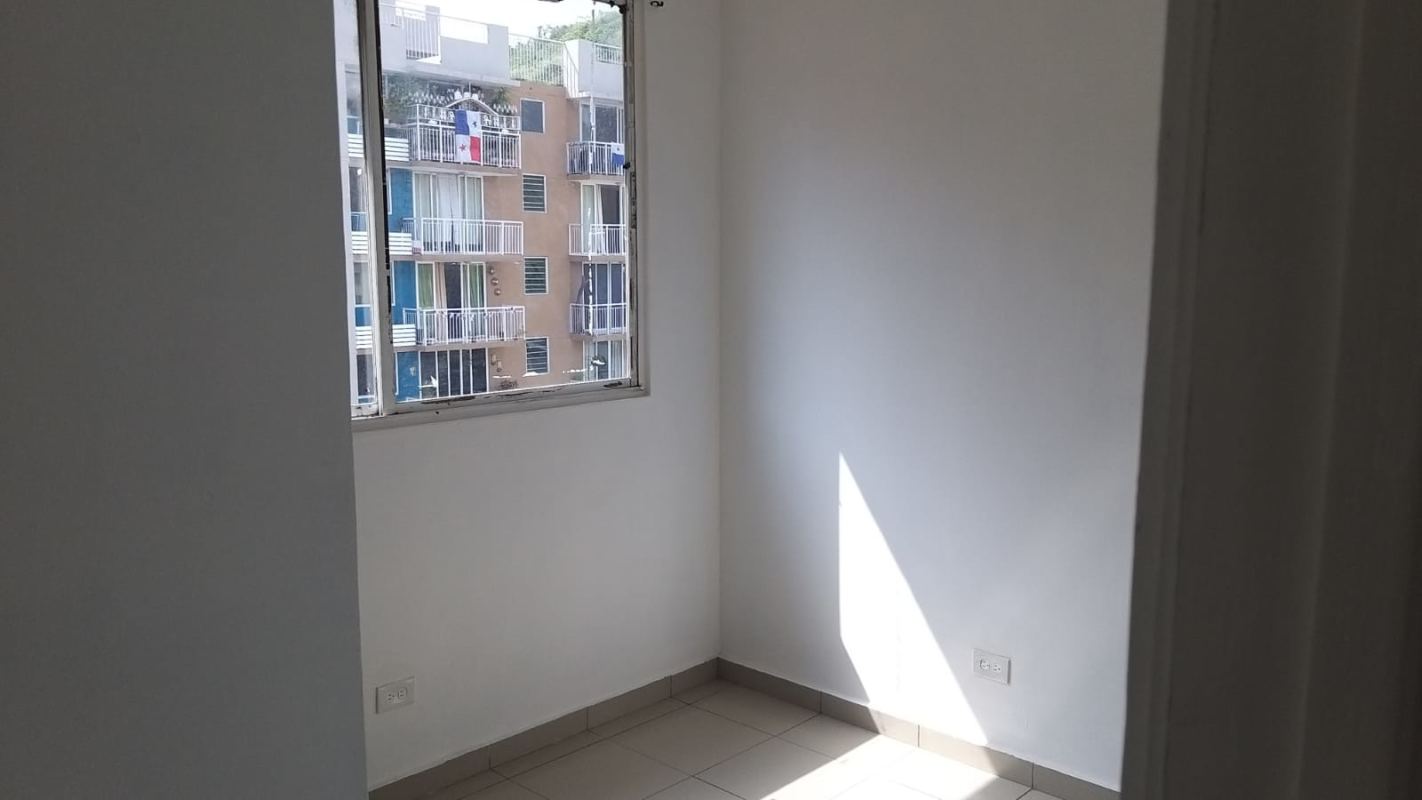 Second bedroom with window and tiled floor PH Mallorca Park for sale San Miguelito