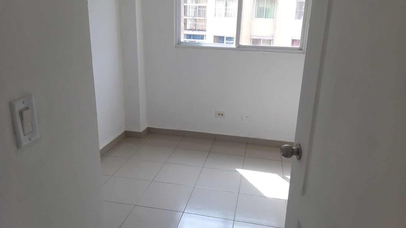 Unfurnished small bedroom tiled floor window natural light PH Mallorca Park apartment