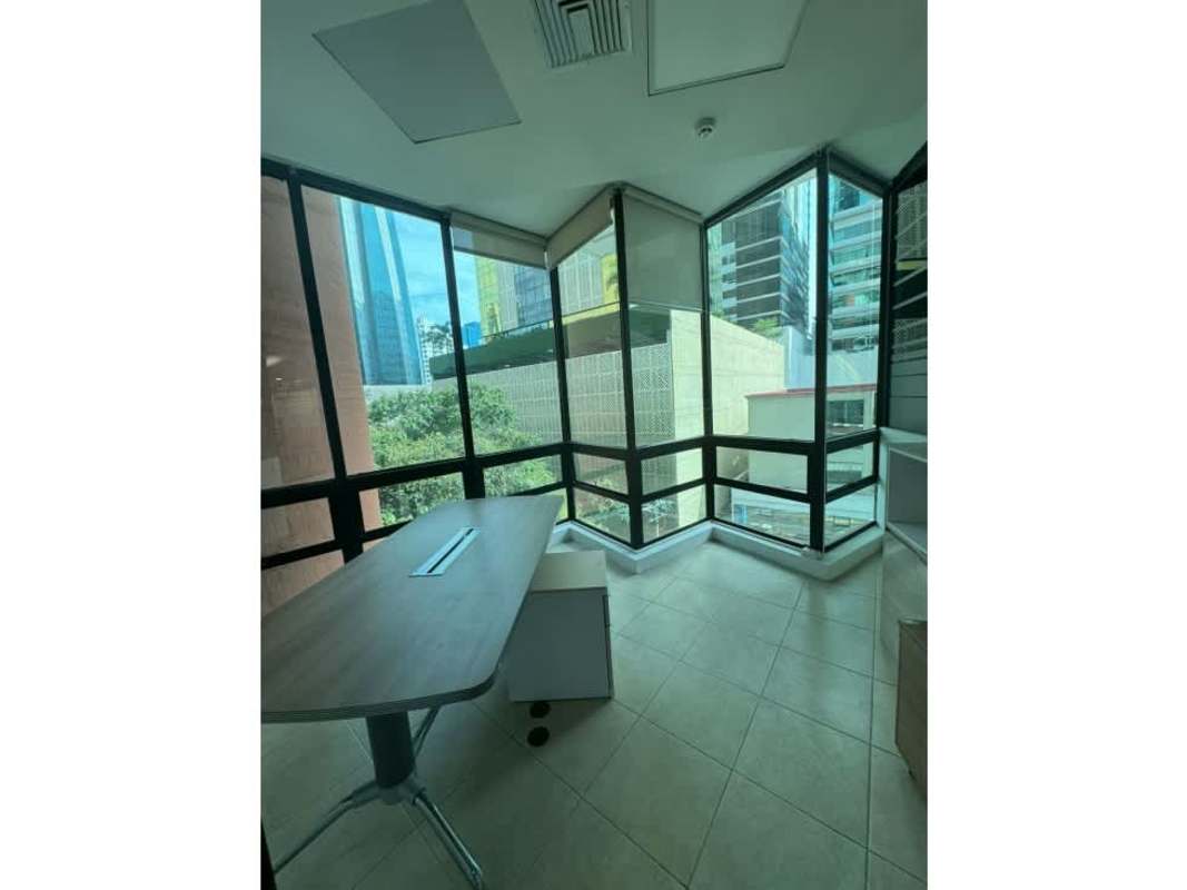 Modern private office in PH Globus Obarrio with floor-to-ceiling city view windows.