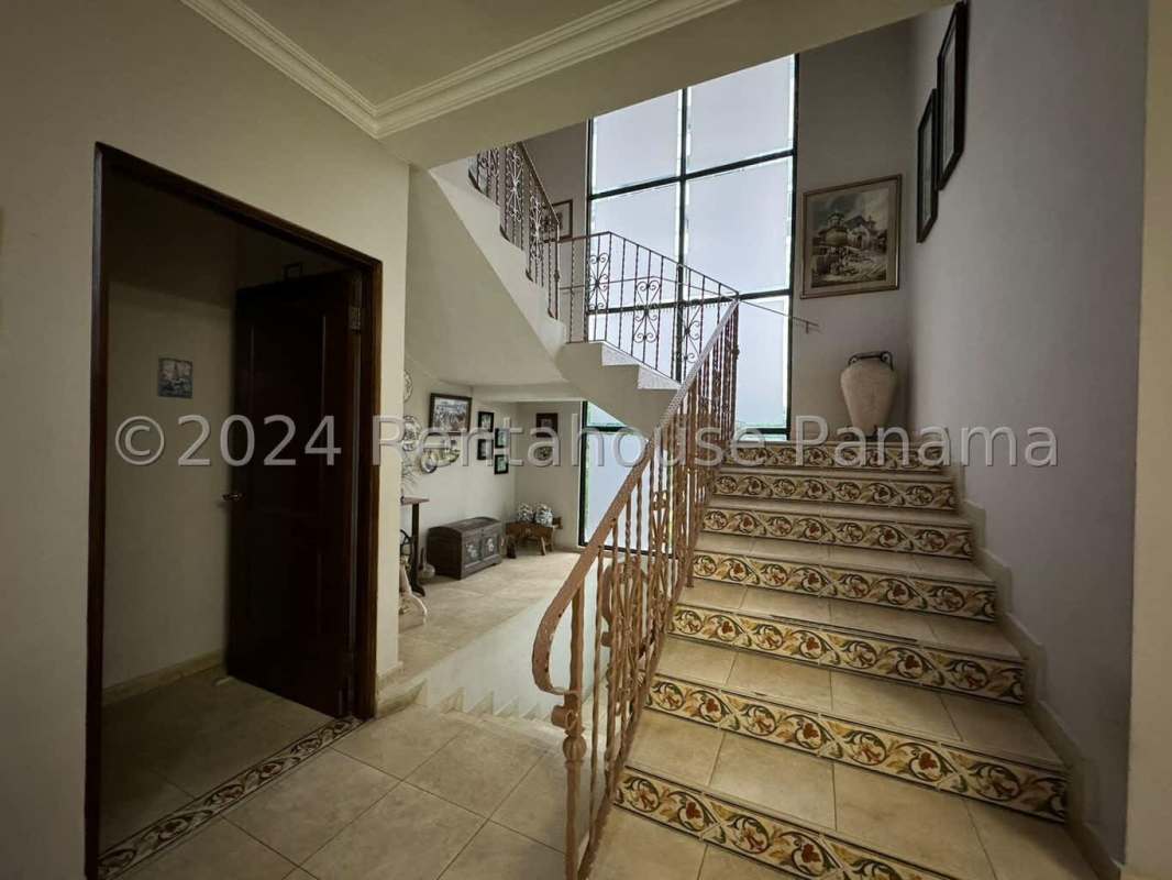 Large traditional kitchen with granite countertops, wooden cabinetry and appliances in Panama