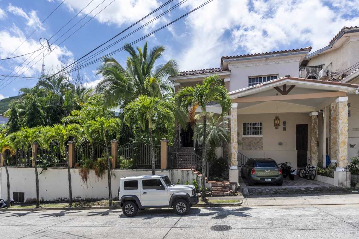 Elegant Mediterranean facade with garden and covered parking Bosque de Cibeles Panama