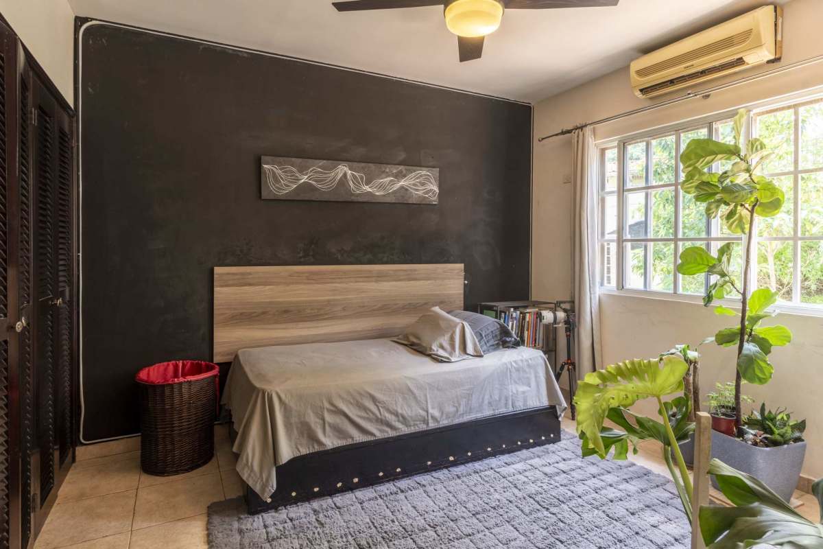 Classic kitchen with granite countertops wooden cabinets gas stove Bosque de Cibeles Altos de Panamá