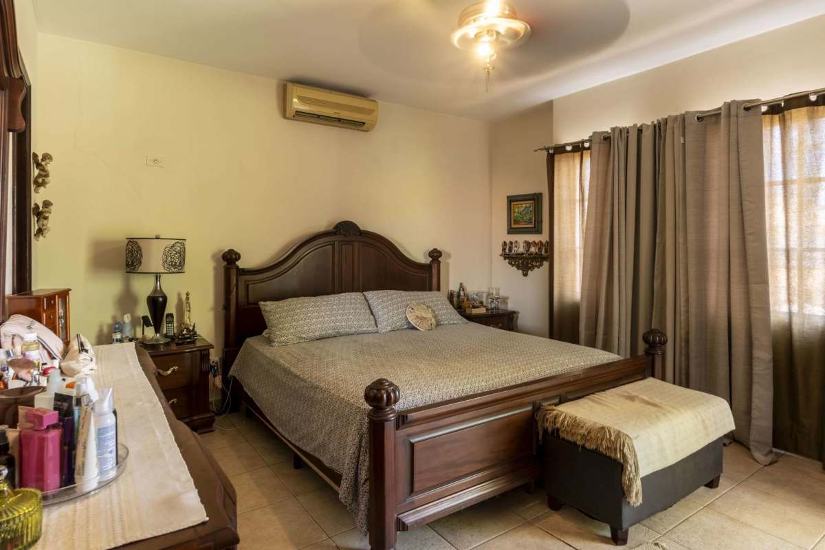 Traditional bedroom with AC wooden furniture Bosque de Cibeles Altos de Panamá