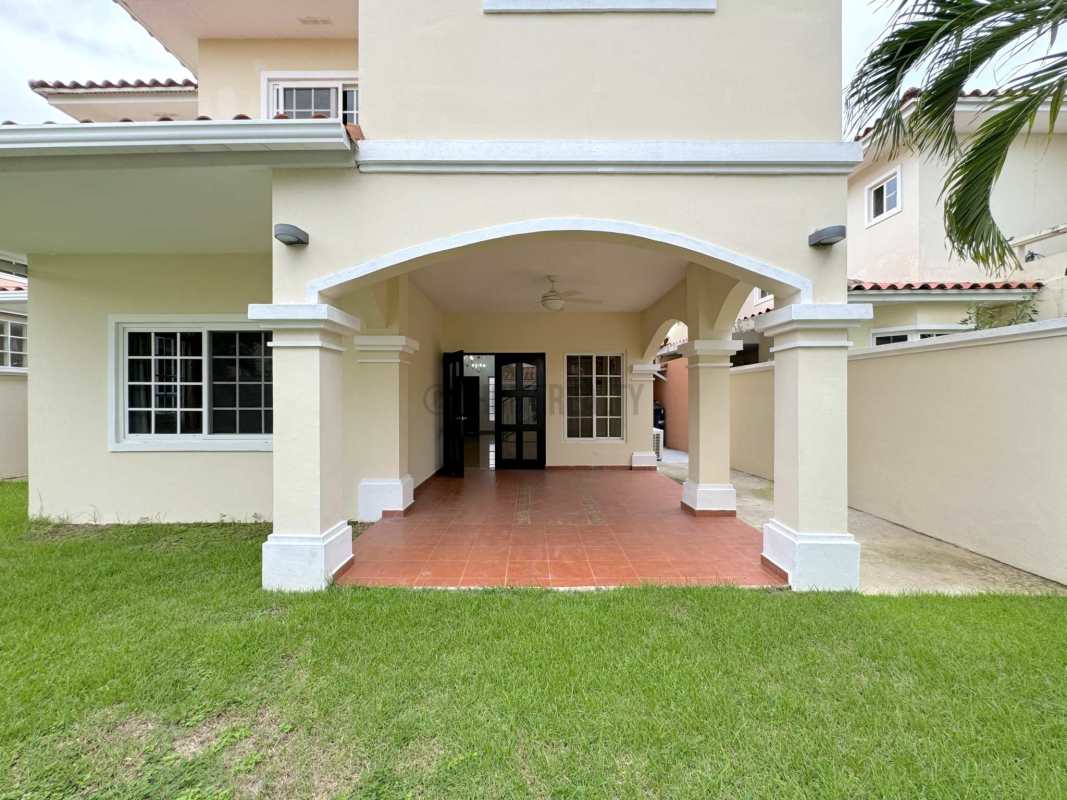 Large bright master bedroom with AC and balcony in Costa Sur gated community Panama