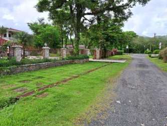 Open living-dining with vaulted ceilings and garden views in El Valle estate Panama